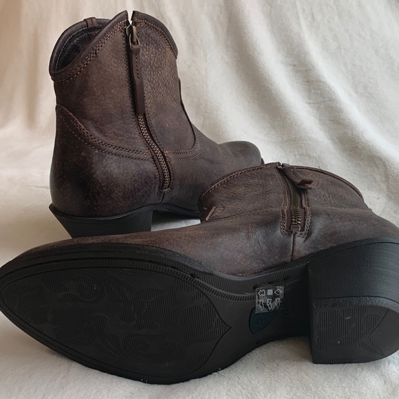 SOLD.  ARIAT Duchess Women's Tack Room Round Toe - Picture 2 of 11